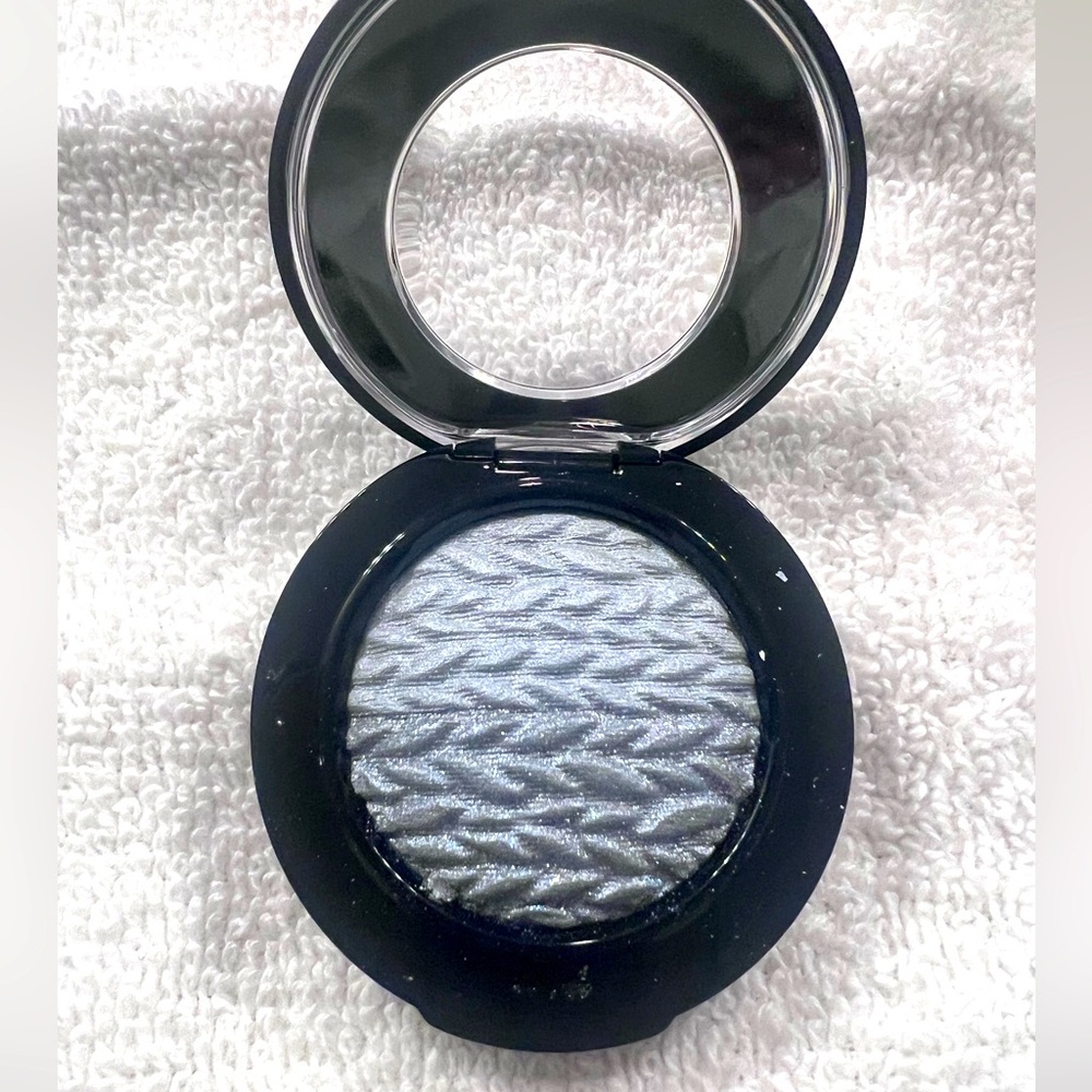 MAC Mineralize Eye Shadow “Just Breathe”